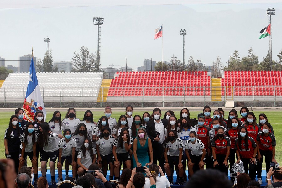 Promulgan ley que establece contrato para jugadoras de fútbol profesional.